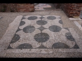 02117 ostia - regio ii - insula viii - domus di apuleio (ii,viii,5) - raum k - geometisches mosaik - oestlicher teil - blick ri raum (norden) q - 2019.jpg